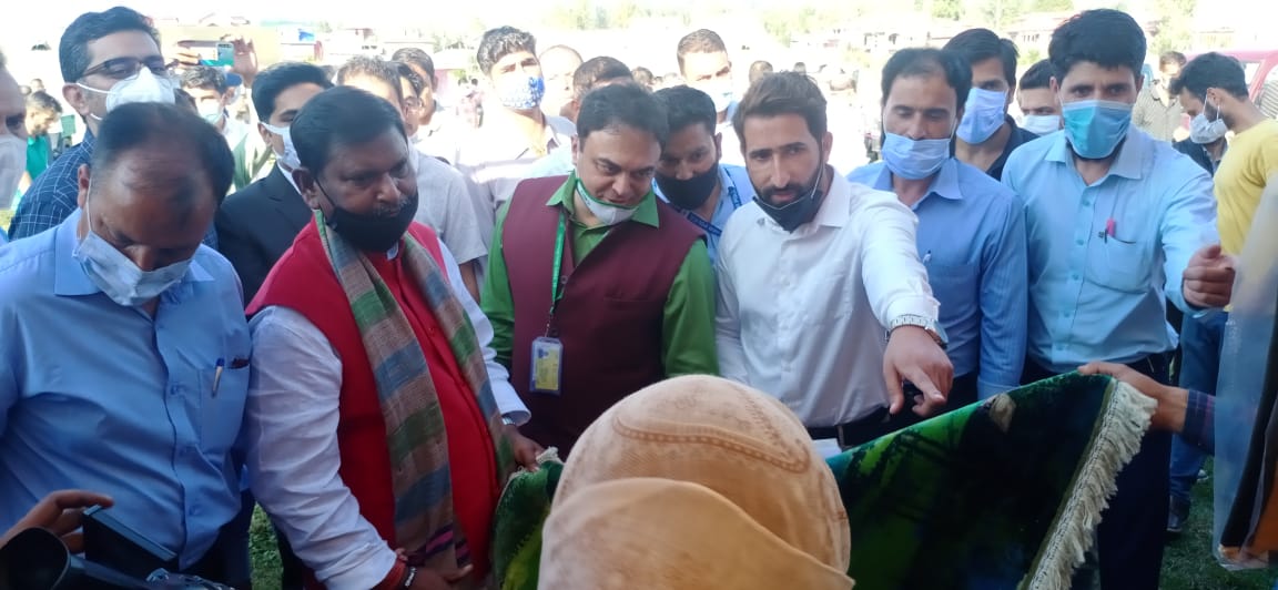 HHBandipora's tweet photo. Hon'ble Union Minister, Tribal Affairs, Shri @MundaArjun while visiting Handicrafts Stall at SK Stadium, Bandipora.
@dcbandipora @dohhkmr https://t.co/v0lHrUUvnt