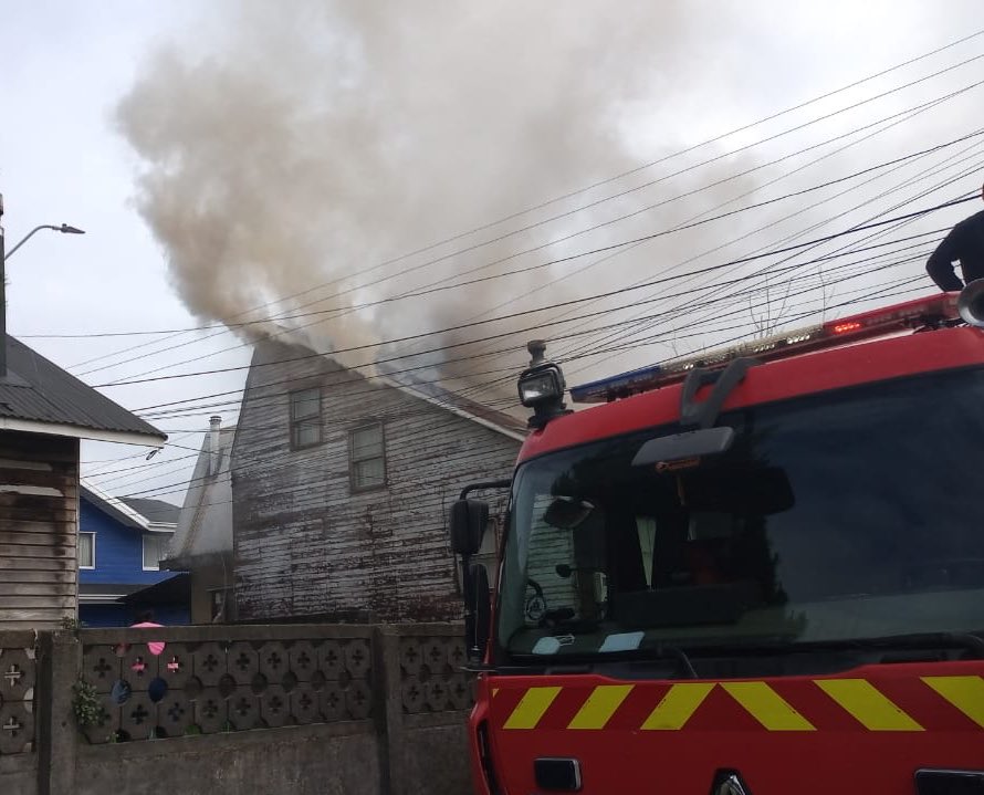 InformaAlMinuto's tweet photo. 🔴AHORA | Incendio afecta a un inmueble de dos pisos en #ValdiviaCL

La emergencia ocurre en el sector Las Ánimas, Villa Pedro de Valdivia.

Bomberos trabaja arduamente en el lugar, habría peligro de propagación a una segunda vivienda. https://t.co/uJSLBJg3ut