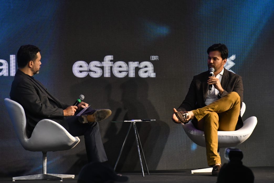 Brasília é uma ilha, uma Suíça. Por isso é importante conversar, discutir com os empresários. A <a href="/esferabr/">Esfera Brasil</a> veio para ampliar o debate, para sair do bochicho e ir para o microfone ligado, afirma <a href="/fabiofaria/">Fábio Faria</a>, do <a href="/govbr/">Governo do Brasil</a> em evento sobre o #5G.