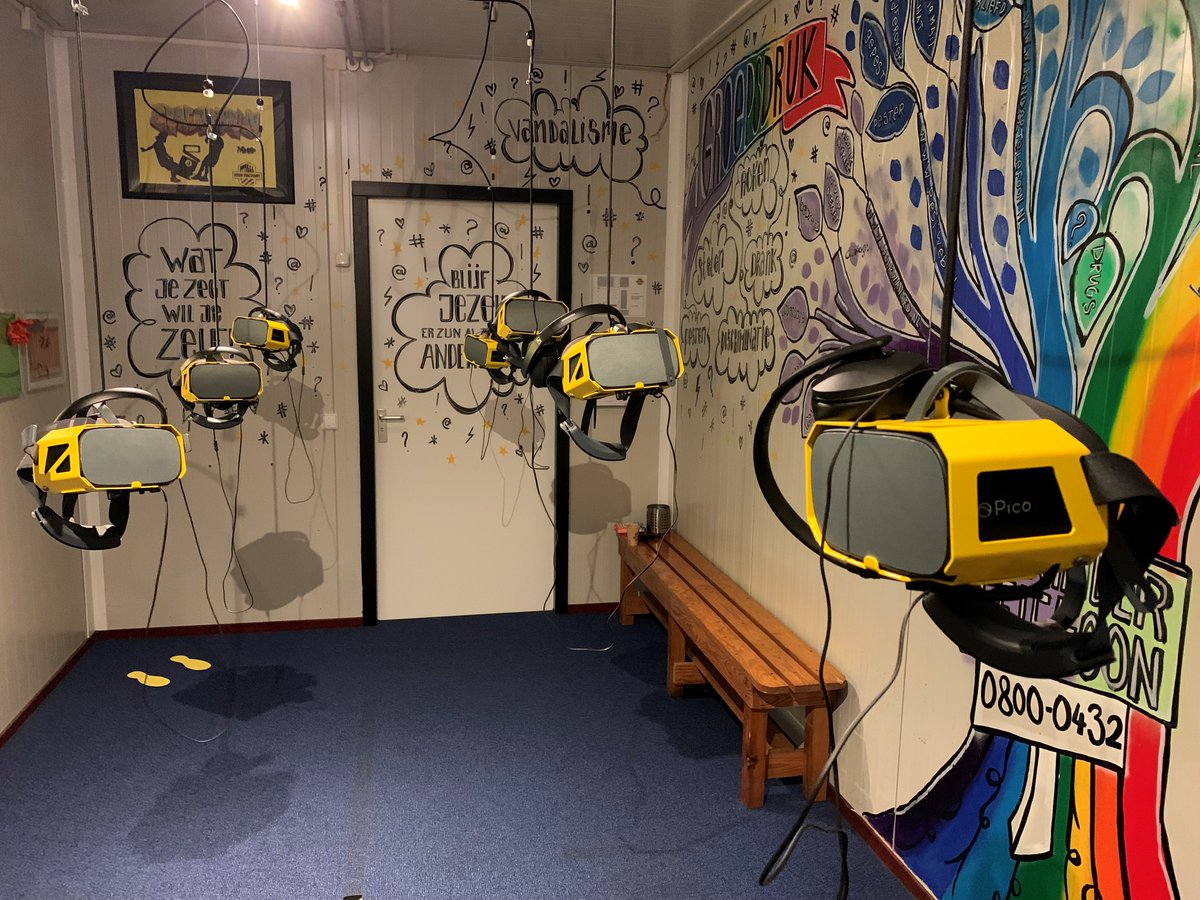 Yes! Het nieuwe scenario ‘Online Weerbaarheid’ is vandaag in Limburg bij @RiskFactoryLN feestelijk gelanceerd! In Twente hebben de eerste leerlingen bij de start van het nieuwe schooljaar deze VR belevenis al ervaren. Lees er meer over in ons nieuwsbericht twentesafetycampus.nl/nl/blog/blog/s…