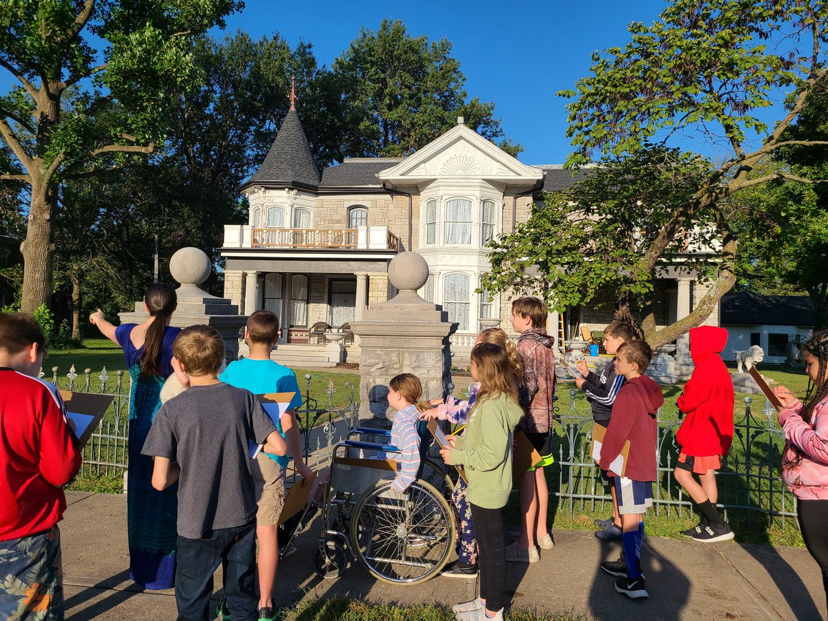 PlattsburgArt's tweet photo. We were so fortunate that the home owner came out to talk with us! This piece of #architecture has quite the #history! Learning about Plattsburg's #VictorianHouses! #WalkAroundtheBlock @MollieBearly #TigerLegacy https://t.co/n07orLZLxL