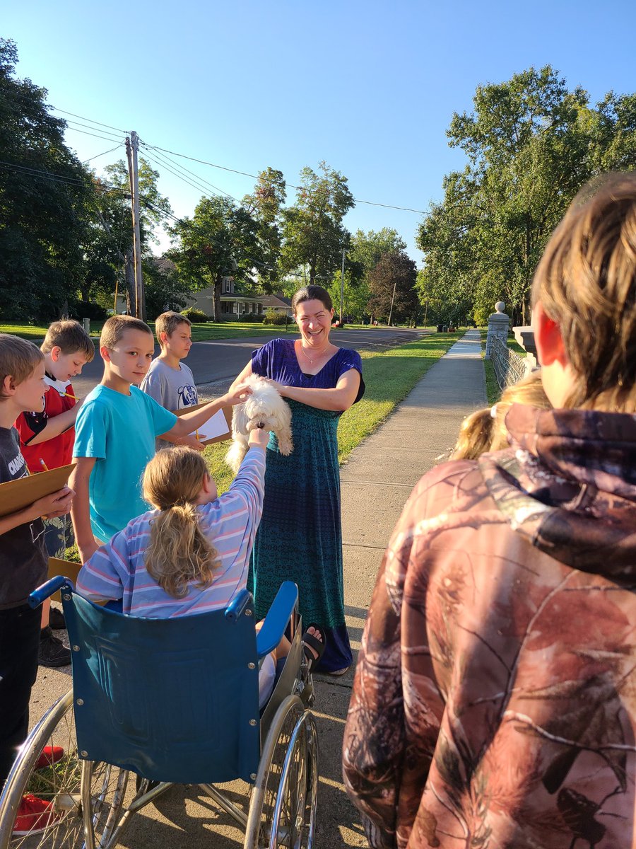 PlattsburgArt's tweet photo. We were so fortunate that the home owner came out to talk with us! This piece of #architecture has quite the #history! Learning about Plattsburg's #VictorianHouses! #WalkAroundtheBlock @MollieBearly #TigerLegacy https://t.co/n07orLZLxL