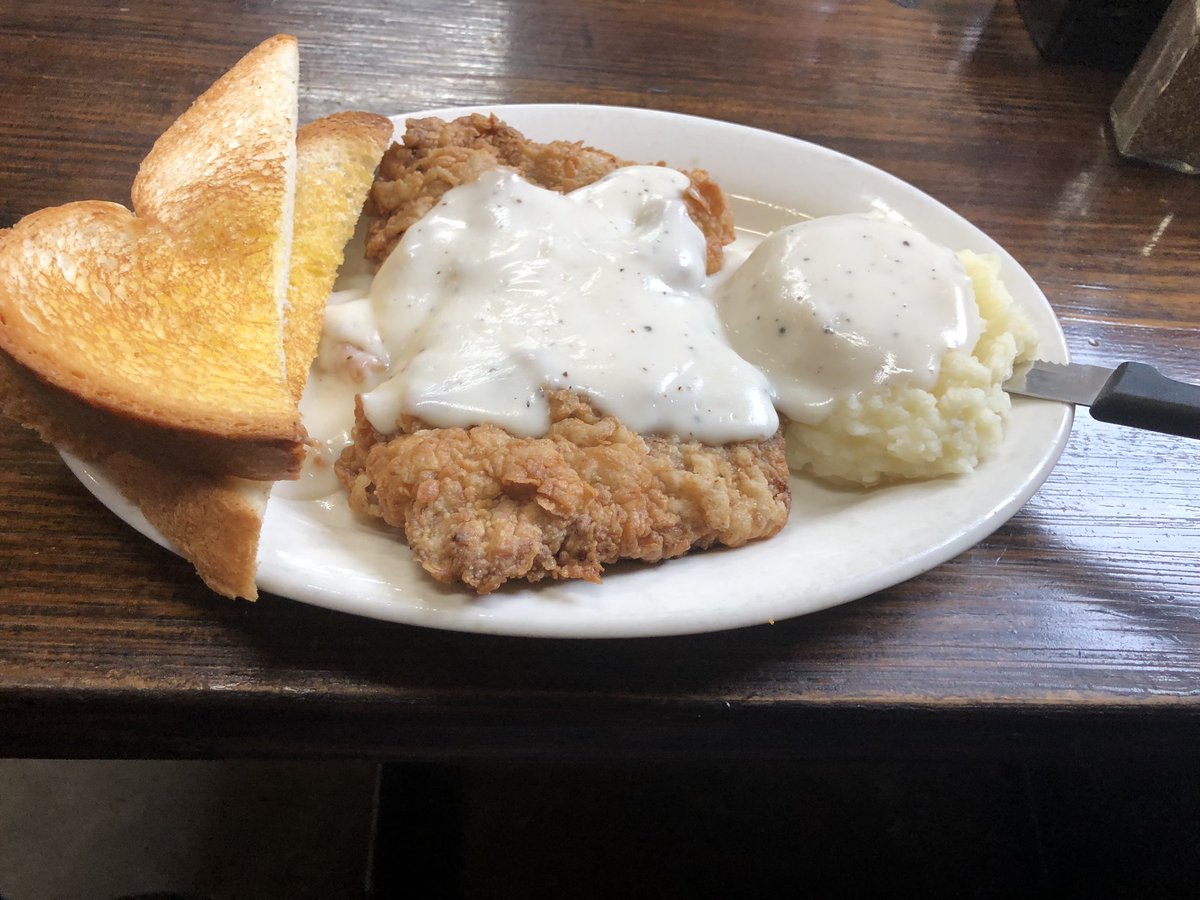 lyndons_bbq's tweet photo. Y’all better be ready for some good “comfort food”meals because we are bringing it today!! 
-
Country Fried Chicken Breast w/ Mashed Potatoes for ONLY $8.95 or our Country Fried Steak w/ Mashed Potatoes for ONLY $11.95! 😍😋
-
#LyndonsBBQ #HoustonEats #EatLocal #HoustonGrub https://t.co/PRZBK2brgs
