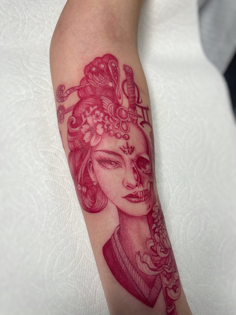 tanyadamn's tweet photo. One of my new fav pieces I’ve gotten to do 🤍 My first time at doing a scar cover up + I’m so honored and eternally grateful for the trust my client had in me - especially it being her first tattoo as well 🥺 https://t.co/b2fkh0biBd