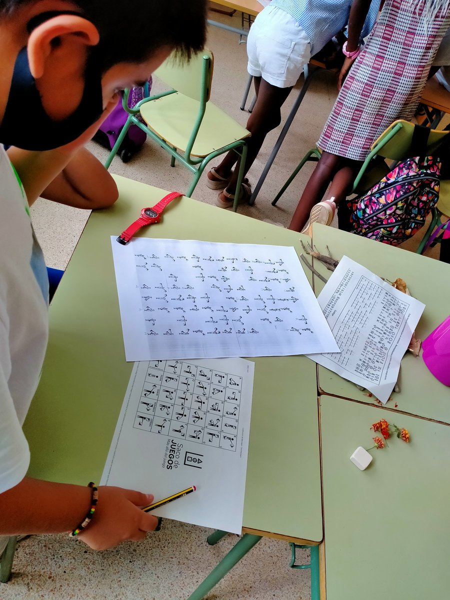 montessorirubi's tweet photo. A sisè han realitzat creacions d'art efímer tot seguint les instruccions que han aconseguit descodificant missatges secrets que els proposaven diferents reptes!! #ConnectatalMontessori #Rubicity #treballenequip #artefimer #missatgessecrets #llenguatgecodificat https://t.co/7XVHzEAEoC