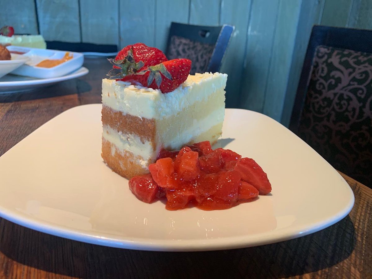 🍋Limoncello Cake 🍋
 Featuring tonight for the first time! With Limoncello mascarpone, strawberry jam, and white chocolate shavings, our new dessert is the perfect ending to any meal! 

Available for dine-in or take-out. Call (859) 245-1789 or visit bellalexington.com
