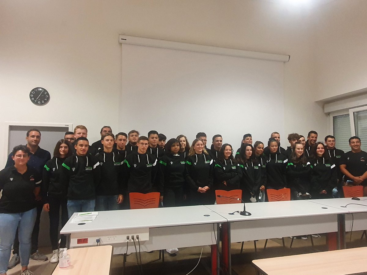 🏉Hier, au Lycée Montdory de Thiers (63), nous avons officiellement lancé 1 nouvelle Section Sportive Scolaire Rugby  mixte, en partenariat avec Pays de Thiers Rugby (PTR) &amp; <a href="/villedethiers/">Ville de Thiers</a>
👏Bravo aux jeunes joueuses &amp; joueurs qui démarrent cette aventure!
lamontagne.fr/thiers-63300/s…