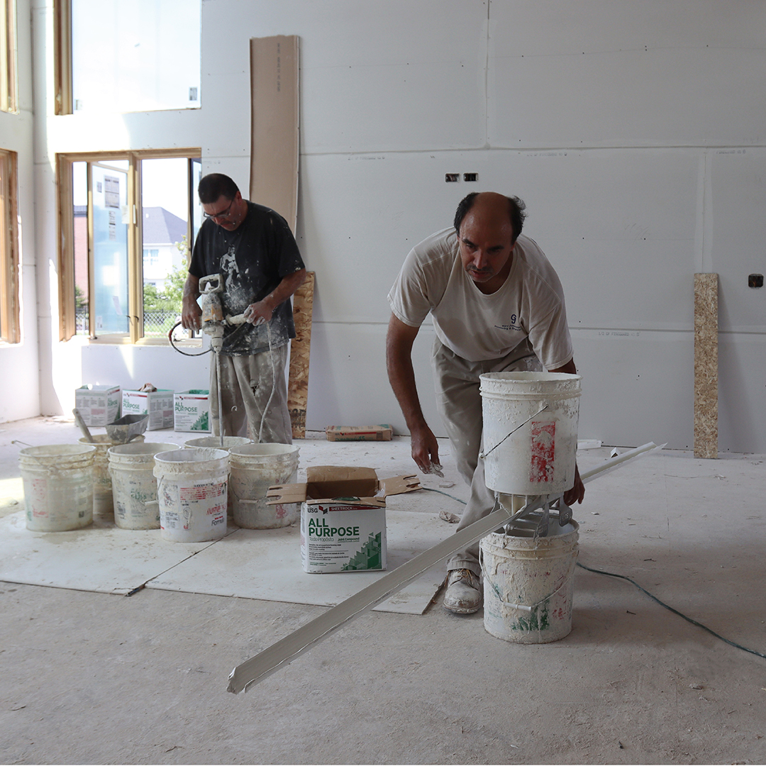 These finishers from Gary Johnston Plastering & Drywall used #FastEdge to speed up their corner bead technique — and we were there to capture how they work! Read Trim-Tex's latest blog feature here: hubs.ly/H0XwLMF0 #trimtex #trimtexdrywall #drywall #construction #builder