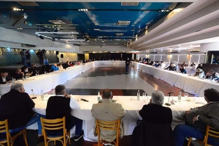 sasia_sergio's tweet photo. Hoy en Plenario Nacional Del #FrenteSindical, el #Semun y la Corriente Federal, más de 80 organizaciones expresamos nuestro apoyo al gobierno nacional y nuestro compromiso para colaborar en revertir el resultado de las elecciones en noviembre. @CFTArgentina @cgt_camioneros https://t.co/glzwjNLi9D