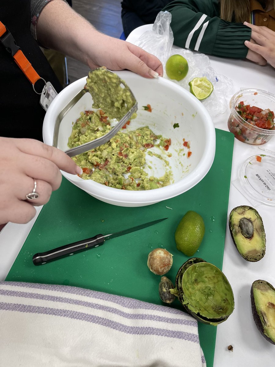 Last shoutout of the day: @SchaefersClass demonstrated how to make Guacamole on #NationalGuacamoleDay to celebrate #MexicanIndependenceDay with her Culinary Arts students. 🥑🇲🇽Yum! @KimberlyKindred @CarissaCarey @DJMorgan357 #RISDHonorsHeritage #RISDPowerofLove #exceedthevision