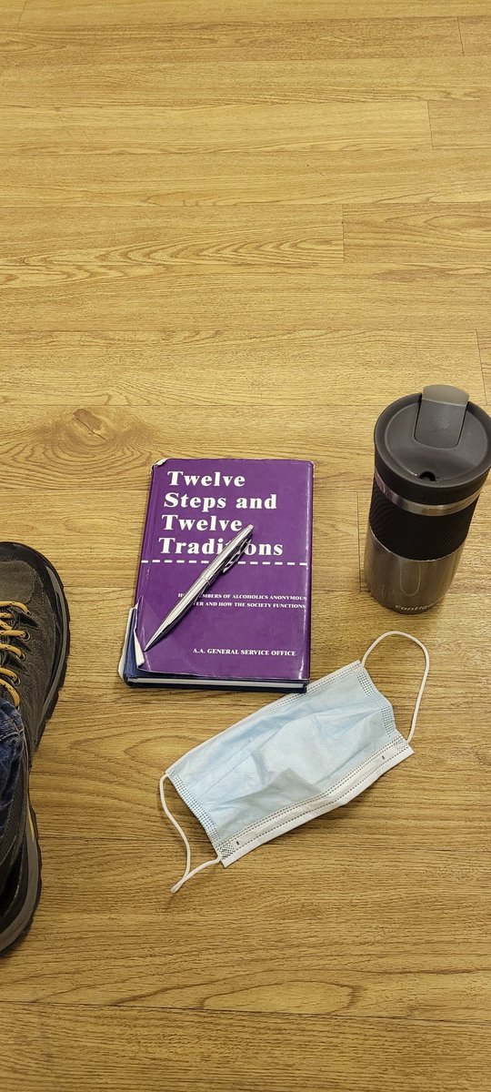 AlcoholicDad4's tweet photo. #RecoveryPosse
#2021
Sat in a meeting full of gratitude for recovery.

With this book at my feet, a strong cup of tea, and a room full of people who know my soul.

Life's gonna be ok.
#fellowship https://t.co/Gq8ubKmP0w
