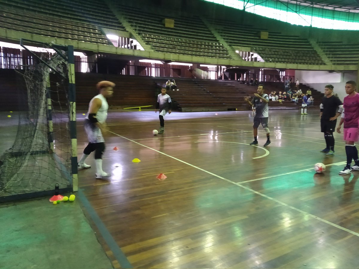 En minutos nos medimos a #ORChacao para afrontar el cuarto compromiso amistoso de la pretemporada ⚽🔴⚪⚫🔥

#Amistoso #Pretemporada #Rumboala3 #SomosCaracas #CaracasFSC #Futsal