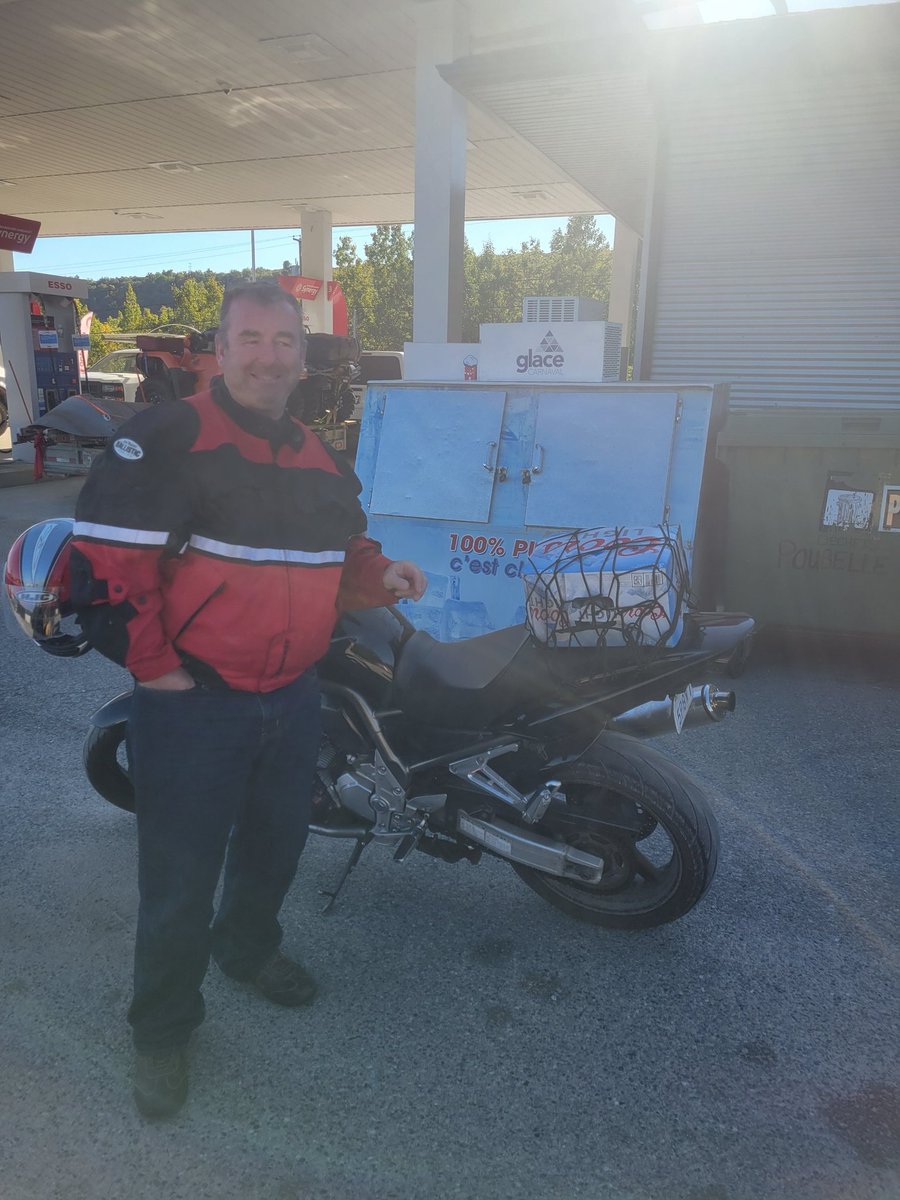 joshleblond's tweet photo. The old man knows how to prioritize, drive to Quebec on the bikes grab a cheap case on the way back
@JasonLeblond1 @jenleblond https://t.co/hTHYPTzDVw