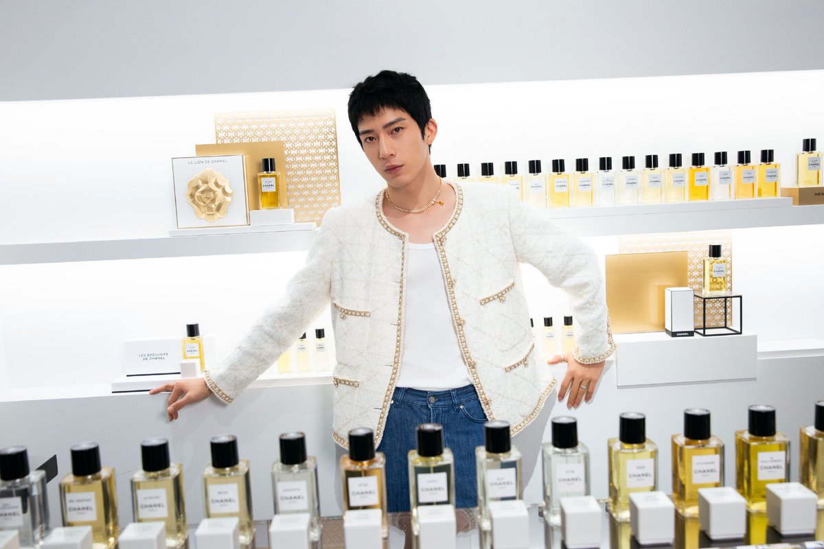 dramaskfan's tweet photo. #JingBoRan para Chanel Perfumes.
#井柏然 #Psychologist #LoveThroughAMillennium #TheLoveOfHypnosis #EditorialDepartmentStory #33StoryHouse #NuhaiChongchongChong #WhenYoung #cdrama #dorama https://t.co/3EWBqukZBD