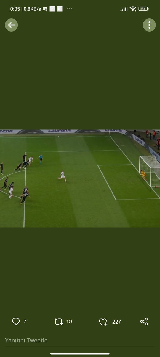 Hakemin iptal ettiği gole bak. Bizim ligde penaltı sırasında ceza sahasında 50 kişi oluyor.