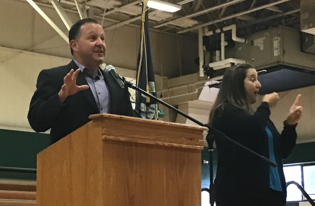 .@LaSSDSupt welcomed <a href="/LouisianaLtGov/">Office of Lt. Gov. Billy Nungesser</a> to 
@LouisianaSSD who addressed opportunities for volunteer service. Staff/high school scholars paid close attention to a brief presentation by <a href="/jwjeansonne/">Judd Jeansonne</a>, Judd Jeansonne, ED, Volunteer Louisiana Commission. #SSDofLA #EducationWithoutLimits