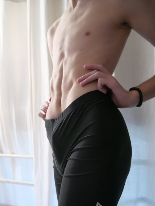1 pic. Thanks a lot for 6k! Aaaaaaaaaa, it was so fast >w<
Also my cycling shorts are not tight at all
