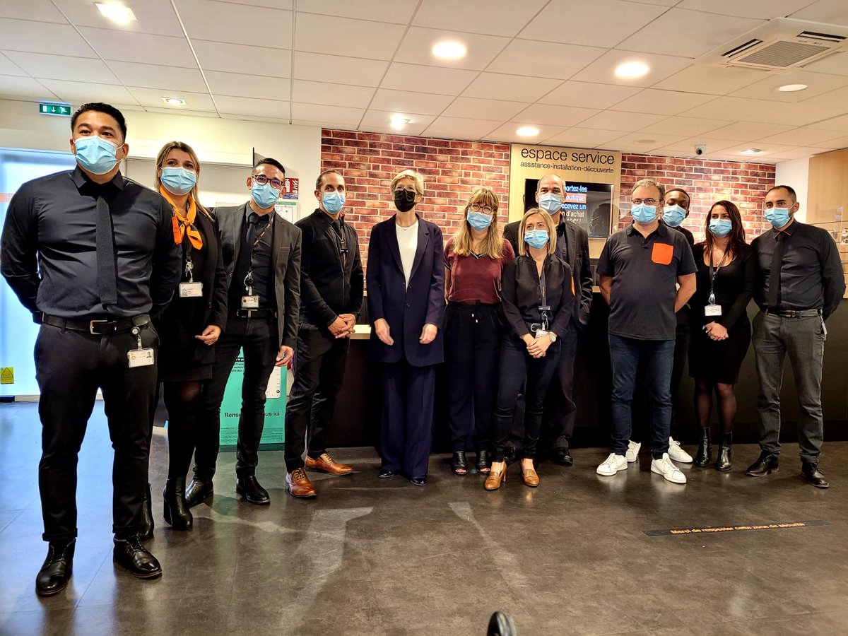 .<a href="/fabiennedulac/">Fabienne Dulac</a> et <a href="/levugaelle/">Gaelle Le Vu</a> inaugurent ce jour le 1er #ateliersnumeriques à la boutique <a href="/Orange_France/">Orange France</a> de Tours autour d'un collectif soudé et engagé. 
#PourNosClients cc <a href="/vitrinesdetours/">vitrines de Tours</a> 

➡️ inscription.orange.fr/ateliersnumeri…