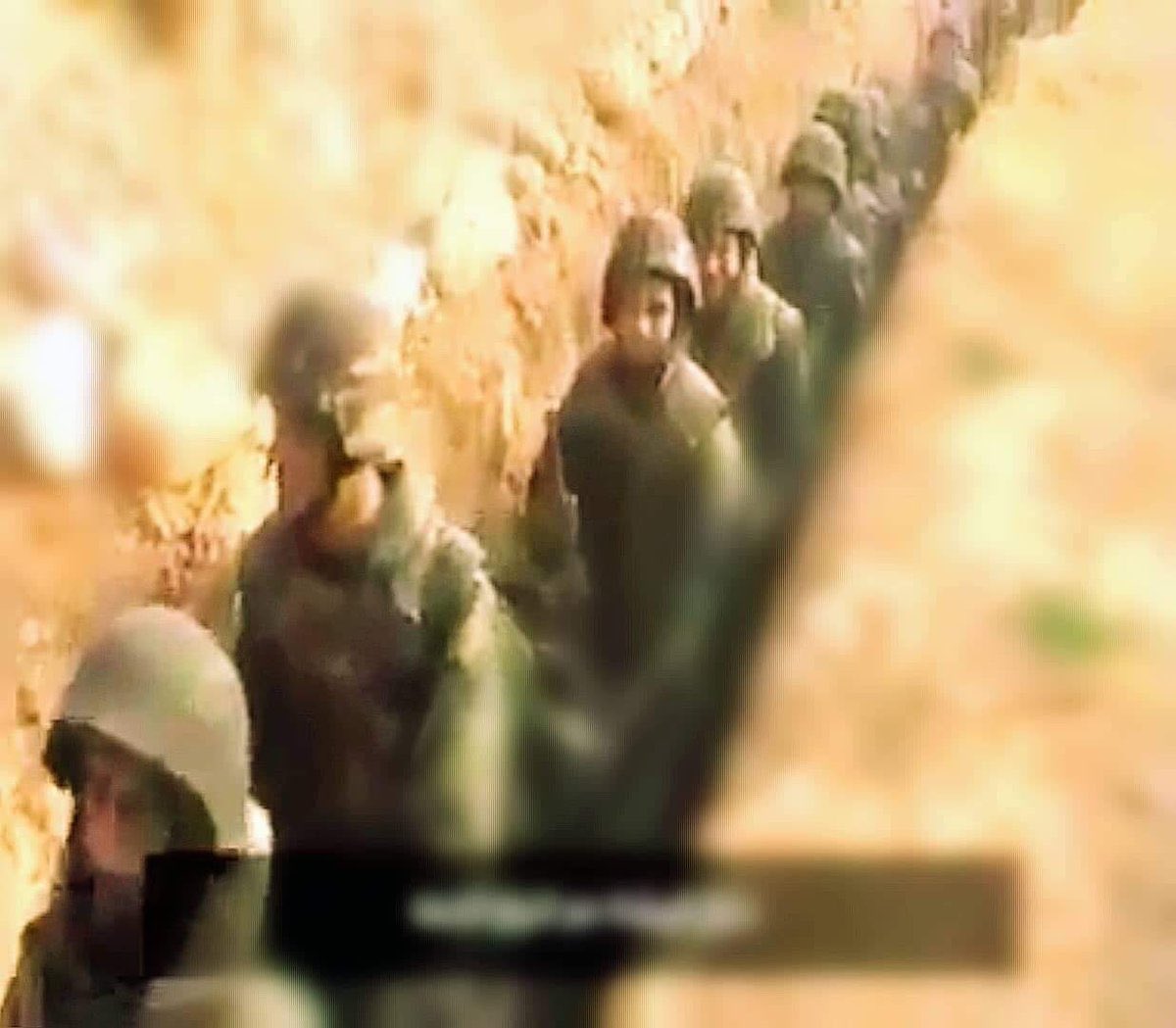 AbbassFneish's tweet photo. كل النهار ما عم تروحوا من بالي.بكل مشهد #كسر_الحصار ما شفت غيركن. وما سمعت الا الصوت لي عم يقلكن:"الله مع الشهدا".
صح في المئات غيركم استشهدوا عتراب #سوريا.بس انتو كلمة السرّ والمفتاح.حتى لو سكت التاريخ.دمكن صنع التاريخ! 
التحية والسلام والشكر لأبطال الهجوم الأول بمعركة #القصير. https://t.co/fW9zpInMdM