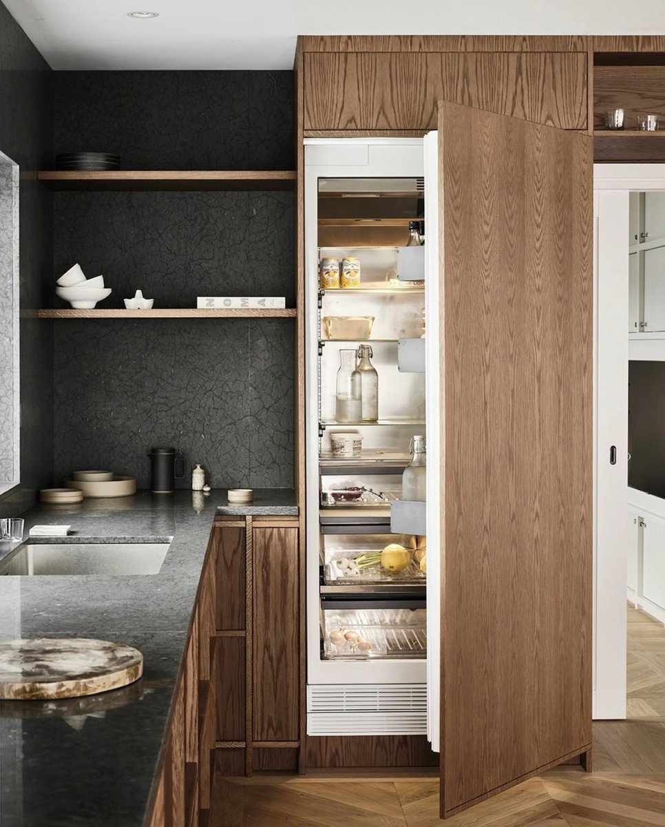 We are here for this dark stained frame kitchen in oak with limestone covering both of the walls and worktop. #UniqueKitchens #HomeDesign 

FEAT. The Gaggenau Vario Refrigerator 400 Series 

📷 @gaggenauofficial 

Bross Chingas Bross
@ColdwellBanker Global Luxury® ⠀⠀⠀⠀