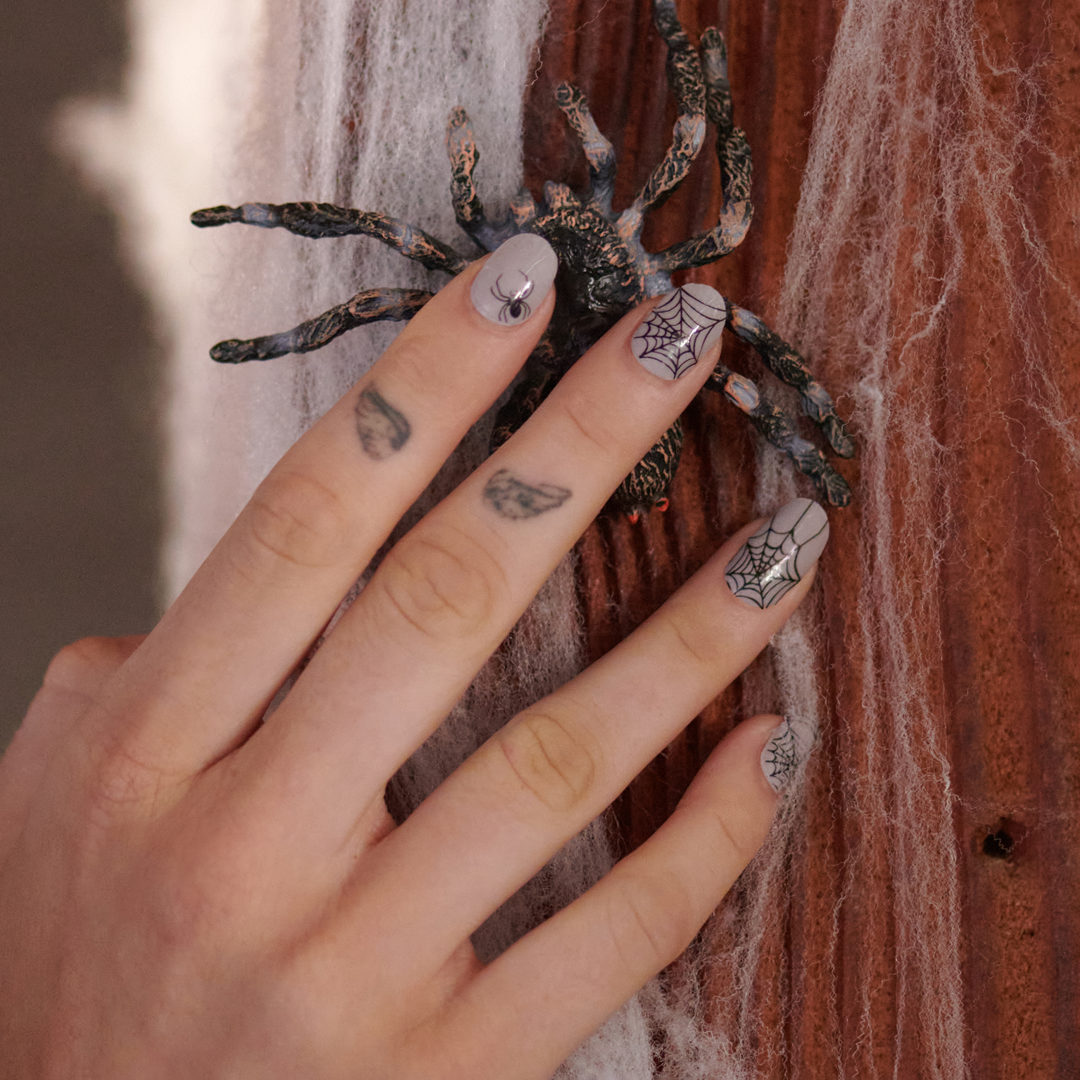 PiggieLuv: Spiderweb nail art revisited
