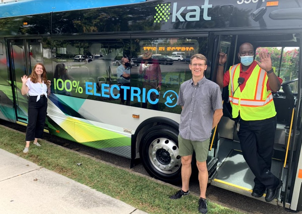 ElectrifySouth's tweet photo. Today, the City of Knoxville unveiled two of its new fully electric transit buses. These buses are part of a purchase of 18 to help the city reach its goal of electrifying its fleet by 2030. Thanks for the ride, Malcolm! We can't wait to see more EV buses across the region. https://t.co/15ZaZOHlgb