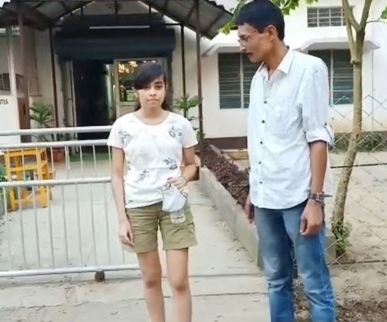 A 19-year girl in #Assam's Tezpur was made to wrap a curtain in order to sit for an entrance exam for a seat in the prestigious #AssamAgriculturalUniversity as she had arrived at the exam hall in a pair of shorts

According to her, the admit card did not mention any '#DressCode'.