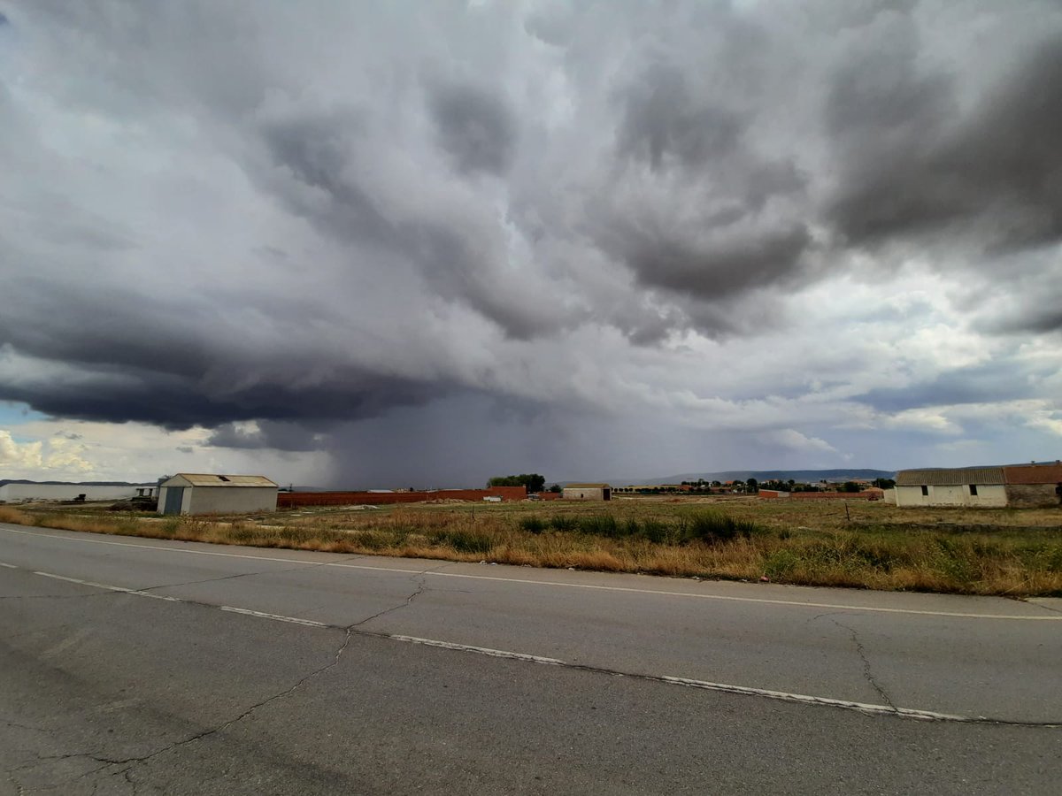 AEMET_CLaMancha's tweet photo. Tormenta entre las Sierras de Los #Yebenes y #Manzaneque. CORTESIA DE DAVOID RESUELA https://t.co/8WYZJgjPZw