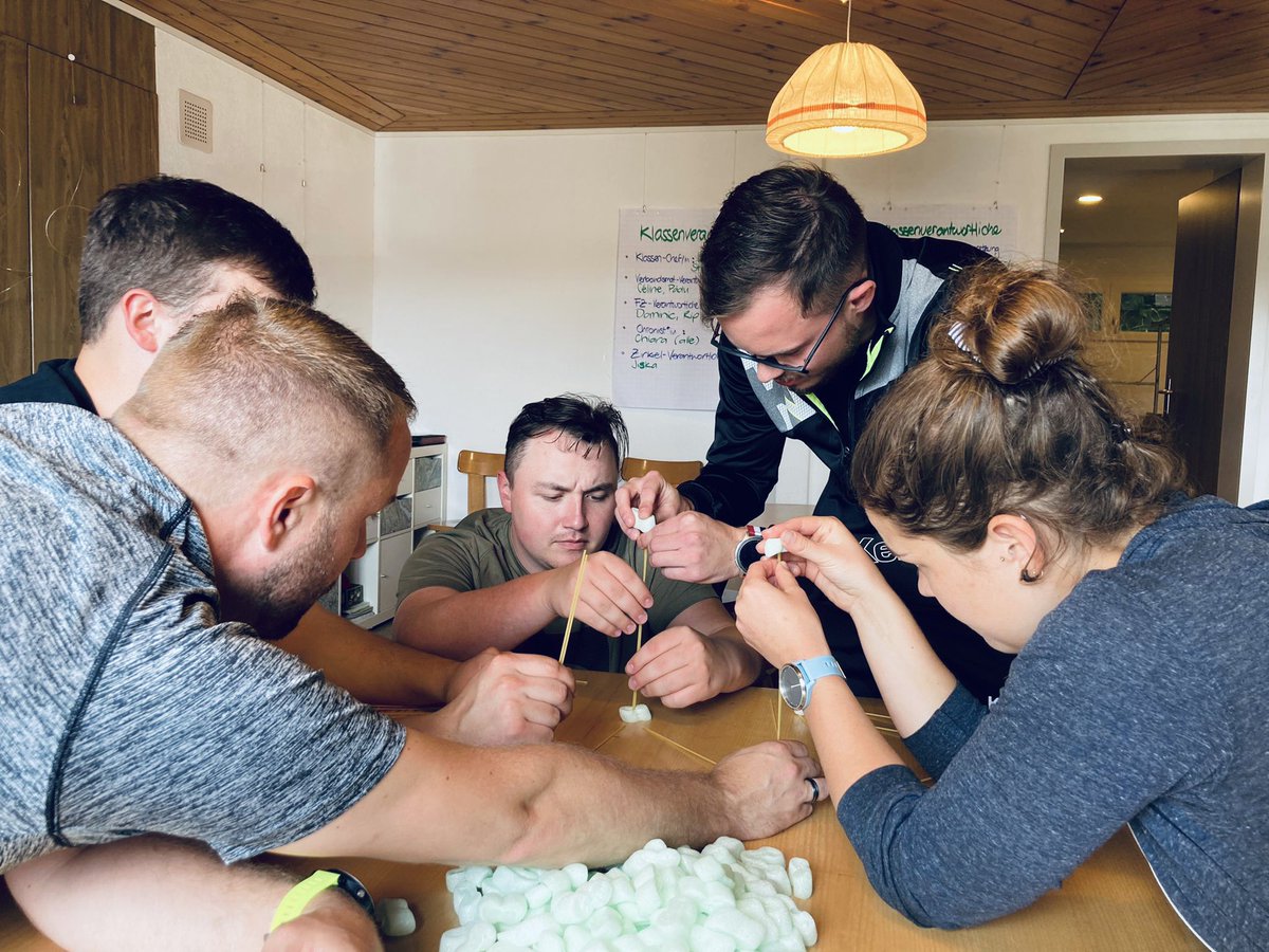esz_emergency's tweet photo. 3G: Gruppenentwicklung erfahren - nicht im Klassenzimmer, sondern hierfür sind unsere Studierenden in der 1. Phase #Rettungssanität für 2 Tage auf einer Hütte. 

#ESZ #immereinenschrittweiter #emergency https://t.co/G5aQ9oMMGr