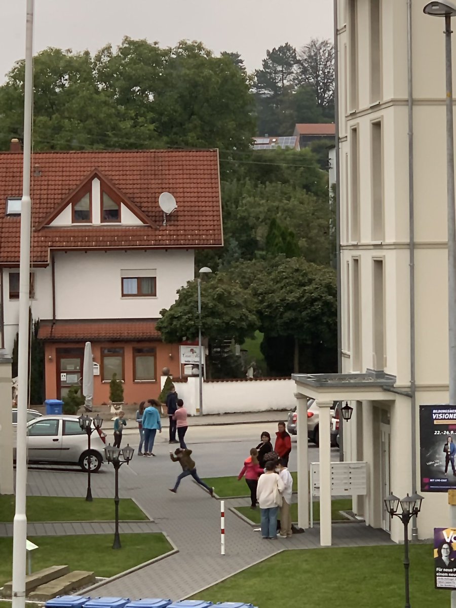 Joerg_Strobel's tweet photo. Woran erkennt man, dass die Schule wieder begonnen hat? Richtig: bei gewissen Ärzten tummeln sich Eltern mit ihren Kindern, warten sogar vor der Praxis um… #Maskenverweigerer  #Covidioten #COVID19 https://t.co/GPE4YpZfef