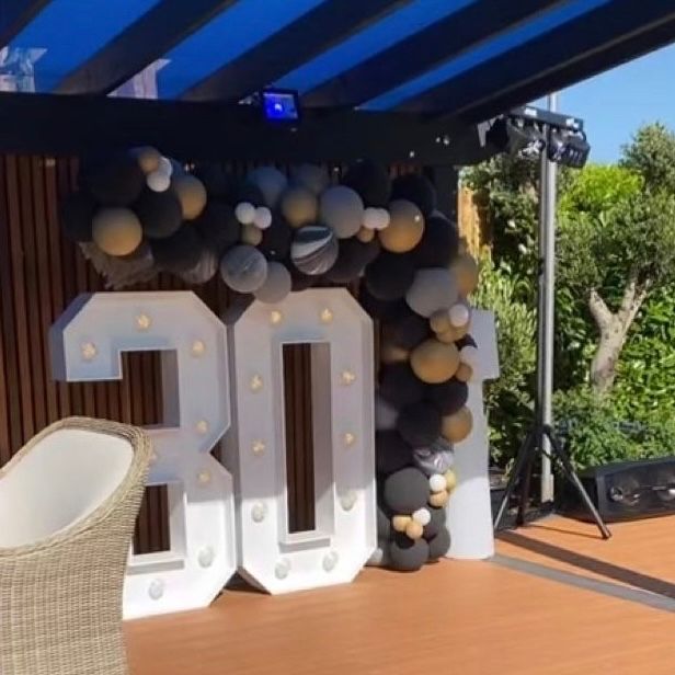 BalloonaticUK's tweet image. Throw back to this install in the sunshine last month.

4ft LED Number hire with a balloon garland upgrade 😍

DM for prices and availability!

#tbt #LEDNumbers #PropHire #Sheerness #Sittingbourne
