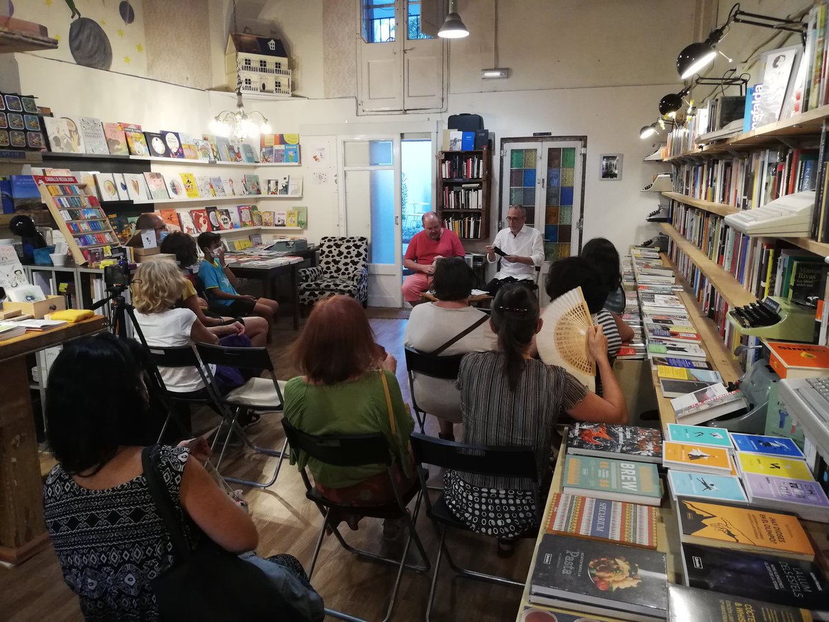 FiligranaEd's tweet photo. Comença la presentació d'"Ánima animal" a la llibreria @barrallibreBCN de #Sants! Juan Pablo Fuentes presenta l'autor, #RubénMartínezSantana. 62 microrelats acompanyats d'il·lustracions i música. https://t.co/Be5umRIh7G