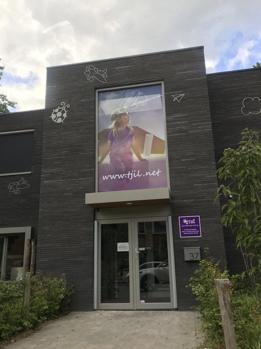 marhendrickx's tweet photo. Hoera voor alle pedagogische medewerkers. Elke dag verzetten ze belangrijk werk voor onze kinderen. Ook op gebied van #vve, kansengelijkheid begint ook hier. Dus voor alle kdv’s, peutervoorzieningen & bso’s een groen cadeautje van ons. En ik mocht op bezoek bij #tjil in Noord. https://t.co/rfSfc6hwEj