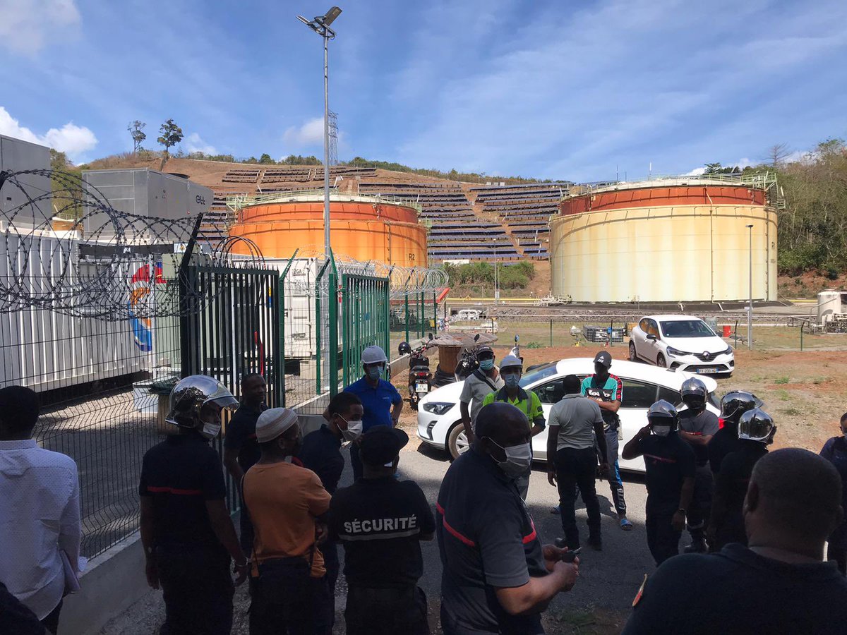 sdis976's tweet photo. [#Operationnel] Le stockage de l'électricité ⚡️issue des énergies renouvelables🌿, enjeu majeur de la transition écologique, le @sdis976 s'informe sur les risques inhérents à ces nouvelles technologies pour une meilleure réponse opérationnelle🔥🚒Merci à TotalEnergies et Saft 👷 https://t.co/l6q9g0liEG