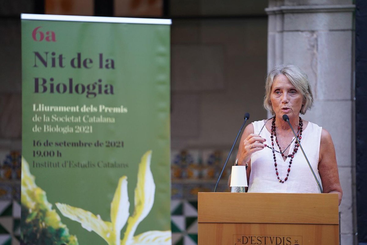 SCB_iec's tweet photo. La Dra. Montserrat Corominas, presidenta de la @SCB_iec, destaca la importància de la biologia per entendre qui som, però també per definir quin futur volem.
#NitBio2021 #PremisSCB2021 https://t.co/UWUUtfMcYy