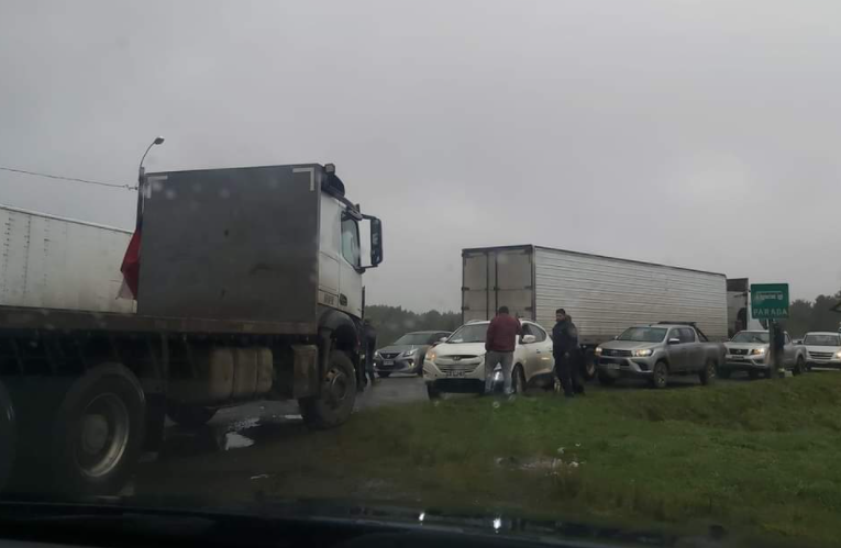 TTILosLagos's tweet photo. 🔵 [14:45] #Chiloé: tránsito restablecido en #Ruta5 sector cruce Pindapulli / Butalcura Alto, tras manifestación de camioneros. Conduzca con precaución, pavimento húmedo por precipitaciones intermitentes 🌧️🚗 #Ancud #Dalcahue (📷 @erchiloe) https://t.co/GkMIChSZd1