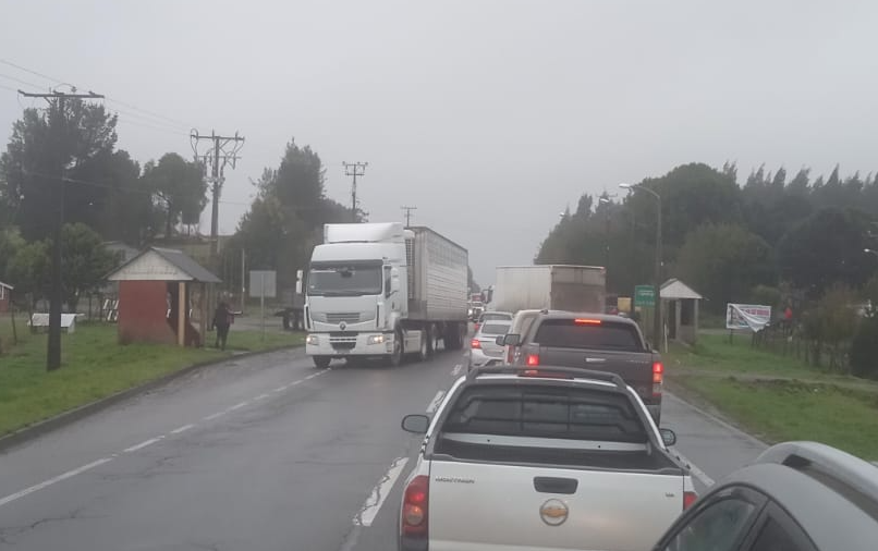 TTILosLagos's tweet photo. 🔵 [14:45] #Chiloé: tránsito restablecido en #Ruta5 sector cruce Pindapulli / Butalcura Alto, tras manifestación de camioneros. Conduzca con precaución, pavimento húmedo por precipitaciones intermitentes 🌧️🚗 #Ancud #Dalcahue (📷 @erchiloe) https://t.co/GkMIChSZd1
