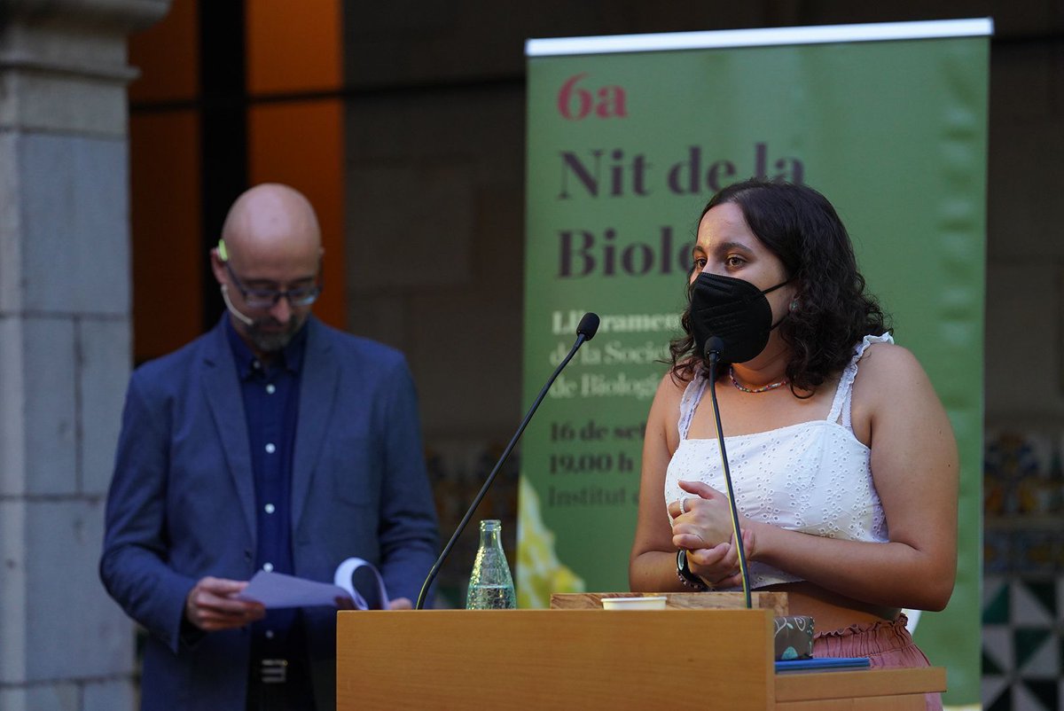 SCB_iec's tweet photo. Júlia Aguilar Garcia de l’Institut l’Alzina de Barcelona @iesalzina ha rebut el Premi SCB al Treball de Recerca de Batxillerat, pel projecte “Causes ecològiques i evolutives de la coloració dels lloros”.
#NitBio2021 #PremisSCB2021 https://t.co/ofE8CiMY4C