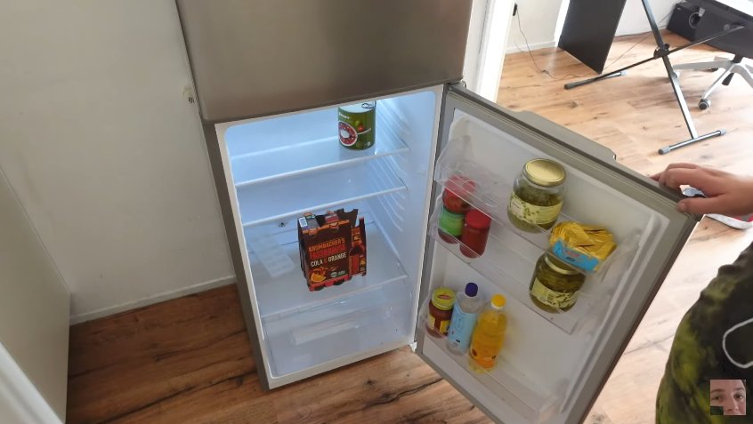 TimTarrel's tweet photo. Wat klopt er niet in deze foto? 5 minuten zijn om. Wie bewaard er nu een NIET geopend blik soep in de koelkast? #autisme #bradgetv #braadslee #braddie @braadje #randdebiel #liegen #leugenaar #pauper https://t.co/C1UQuGjGEE