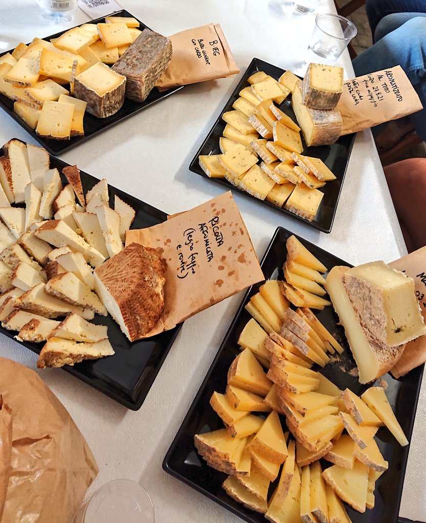 EleveursChevres's tweet image. Après une journée d'assemblée générale statuaire de notre réseau européen fermier et artisanal de #FACEnetwork, place à la dégustation commentée des fromages fermiers de la présidente de l'association italienne Casare Casari 🧀