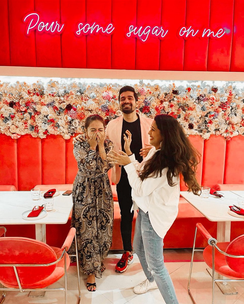 devchanfc's tweet photo. Rucha, Vishal and Devo ! Today they has meet each other after so long π₯π₯° One of the best days π₯
#DevoleenaBhattacharjee #VishalSingh #RuchaHasabnis #devcha #rushal https://t.co/xCEzu4NZkR