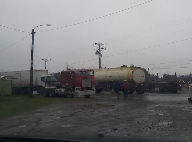 TTILosLagos's tweet photo. 🔵 [14:45] #Chiloé: tránsito restablecido en #Ruta5 sector cruce Pindapulli / Butalcura Alto, tras manifestación de camioneros. Conduzca con precaución, pavimento húmedo por precipitaciones intermitentes 🌧️🚗 #Ancud #Dalcahue (📷 @erchiloe) https://t.co/GkMIChSZd1