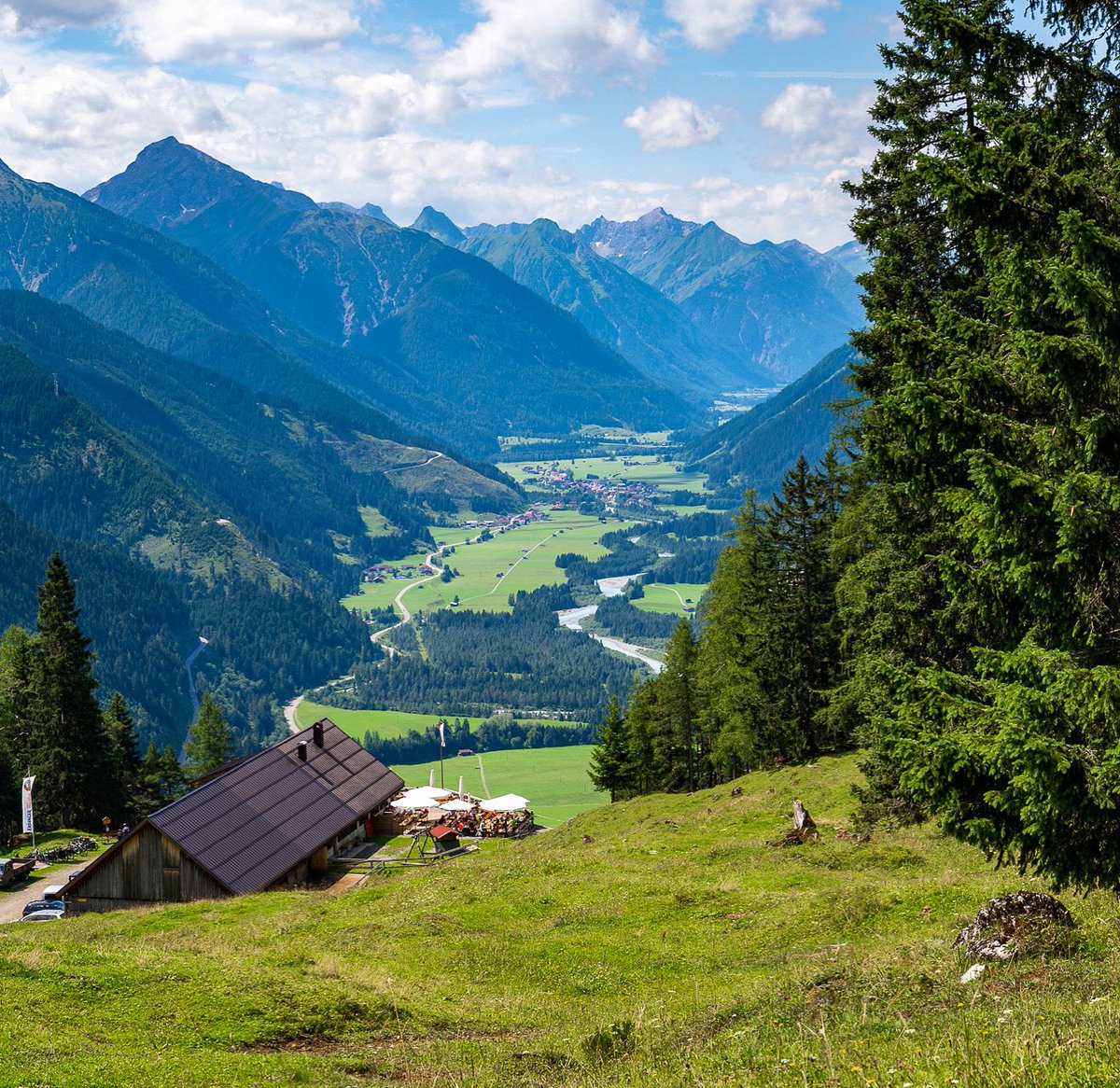lechtalinfocom's tweet photo. Blick von der Stablalm ins Lechtal - man kann nie genug davon bekommen🤩🏔🔆

#lechtalinfocom #stablalm https://t.co/sZXVE8qoqt
