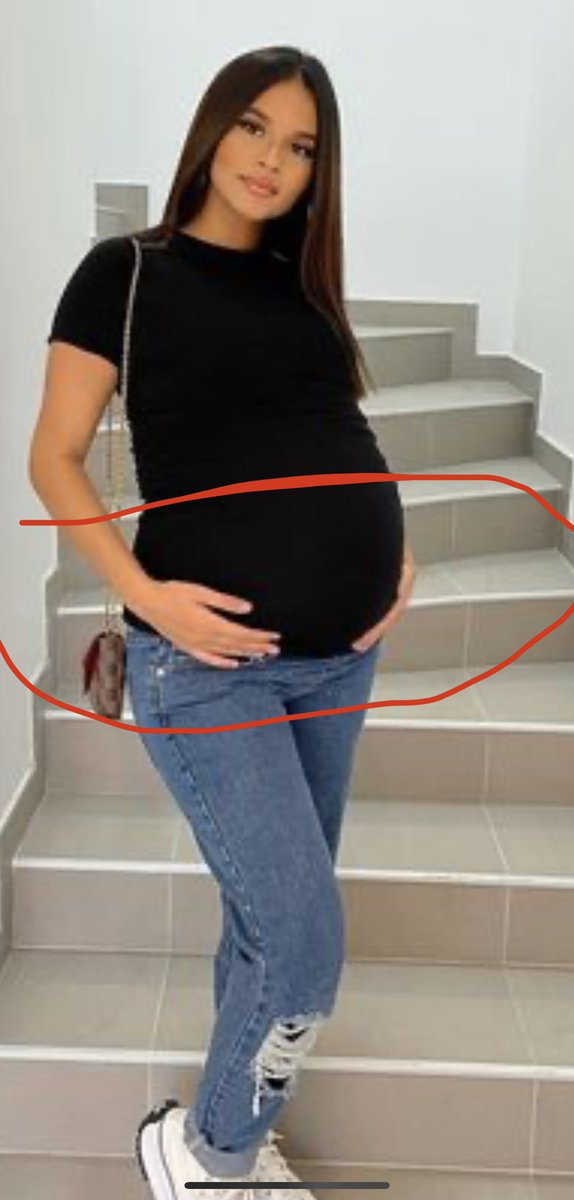 apaisetoncoeur2's tweet photo. #soukainatwosisters on a comprit que t’étais enceinte, pourquoi tu retouche tes photos pour grossir ton ventre ? Pourquoi tu force comme ça galerienne que t’es ! #poupettekenza https://t.co/LqG9n4gMfG