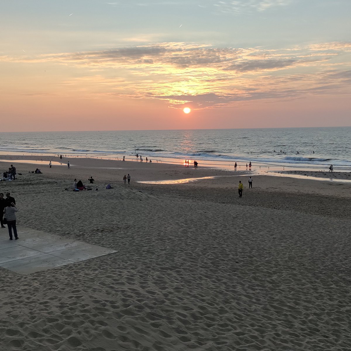 CocktailBarry's tweet photo. Blieft. #Sunset #Skiffa #Pier #Pierview #ParHasard #Scheveningen https://t.co/e68TGBR1HI