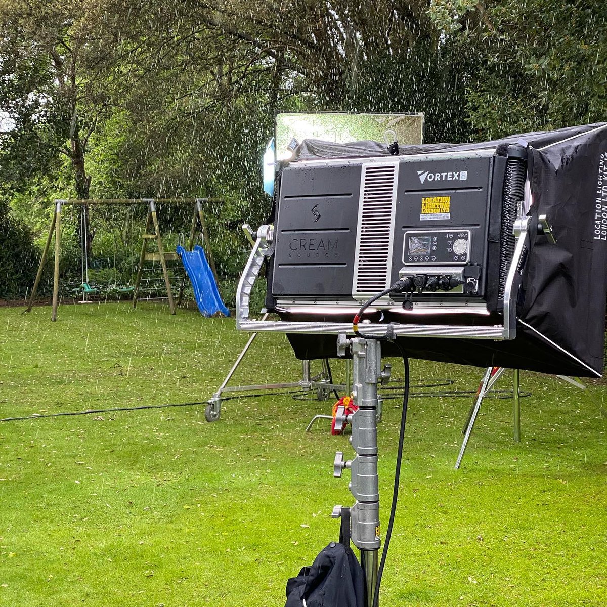 Creamsource #Vortex8 enjoying a shower. No need to stop shooting when it starts raining 
#IP65rated #lightinanyweather

📷 @paulbrenn_n
Only lamp for the job  #creamsourcevortex8

Vortex8 in stock and ready to ship from your local Creamsource Partner 
l8r.it/5rzX