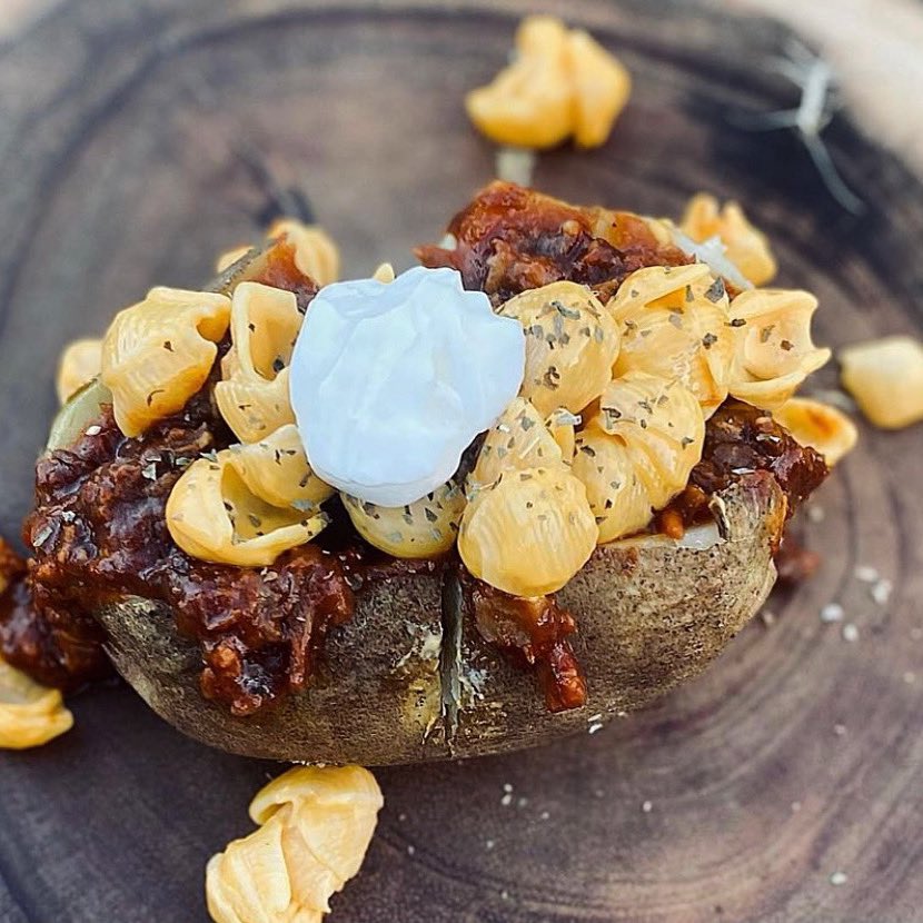 EatMuscleMac's tweet photo. #MacHack: Protein loaded baked potato
Baked potato stuffed with #MuscleMac, shredded BBQ, topped with sour cream. Instant #drool.
📸 @anthony.lee.patterson https://t.co/t1GR3y0yJA