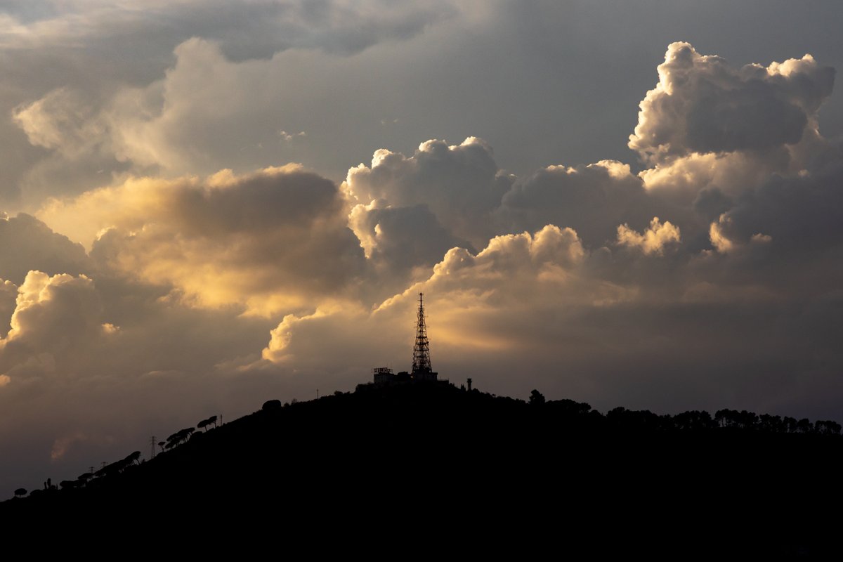 nacho_roca's tweet photo. Desde #Barcelona precioso espectáculo hace unos minutos
@AEMET_Cat @AlfredRPico @TomasMolinaB @tiempobrasero @Tiempo_Mercedes @lasextameteo @SaraValle_ @SergiLoras @ElTiempo_tve @monicalopez_tve @eltempsTV3 https://t.co/M8EVvWnFc7