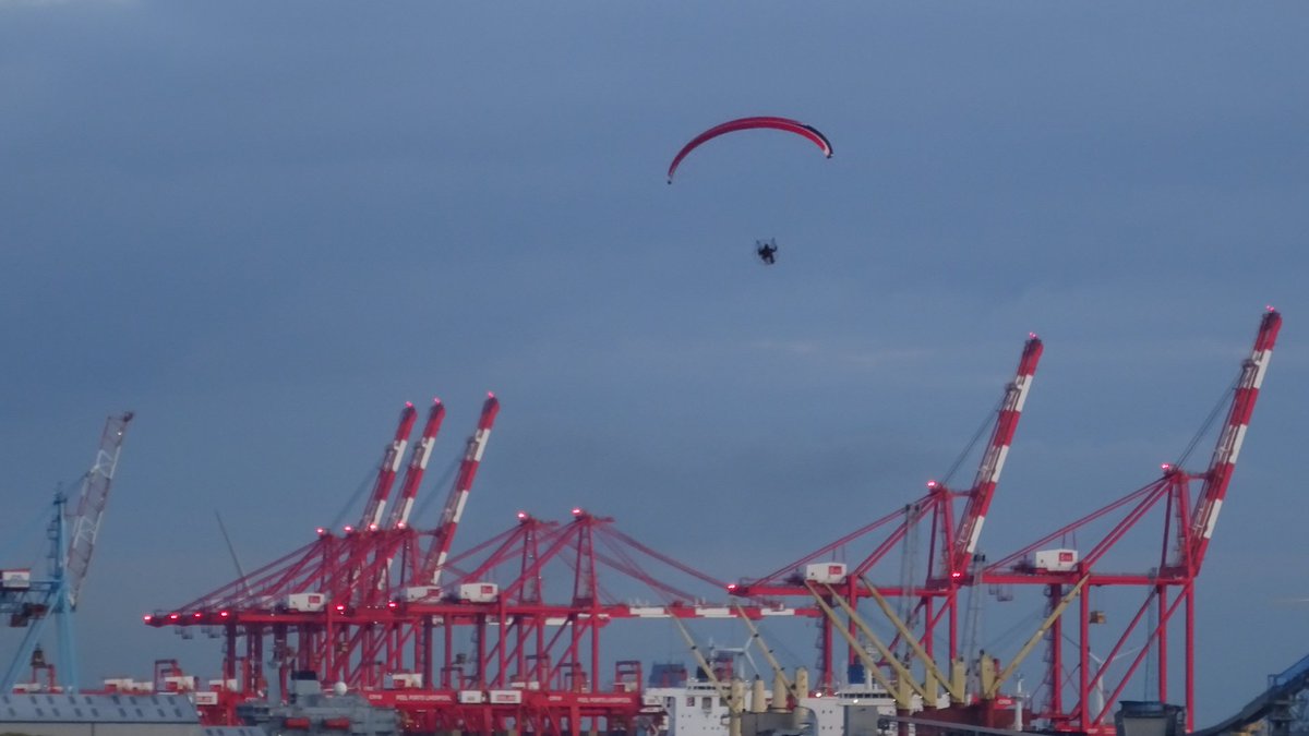 SteveMulville's tweet photo. Free as a bird...
#microlite over Port of Liverpool this beautiful Autumn evening.. 🌅 https://t.co/xJLkocVuO7