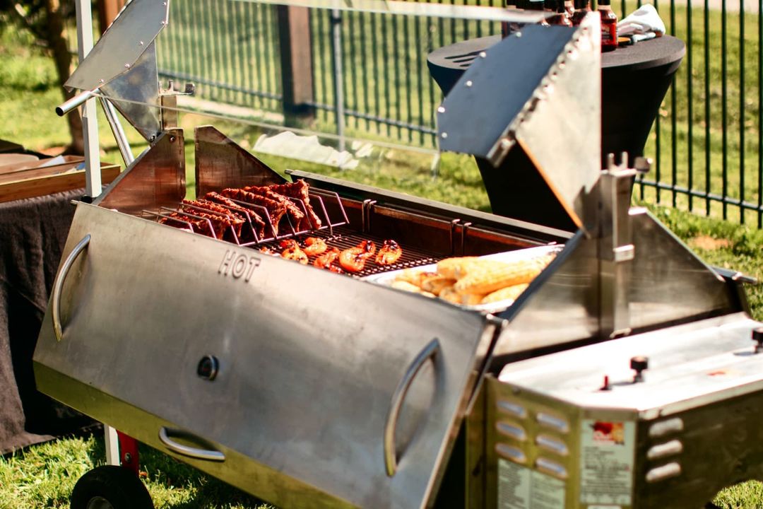 Ribs, corn, peppers and a cold one out of frame... All the makings of a great backyard BBQ!🔥
Designed for commercial use but perfect for personal use, the versatility of the Propane Roaster &amp; Outdoor Cooking Center knows no bounds🙌
pigoutroasters.com/products/view/…